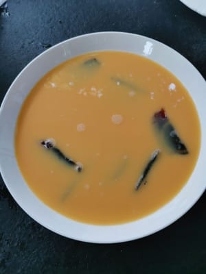 Versez le mélange d'œufs dans une assiette en le filtrant avec un tamis, afin que les œufs ne s'agglutinent pas.