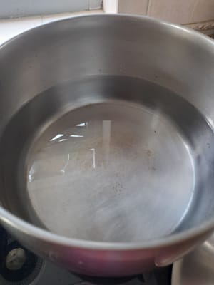 Añade 3 litros de agua