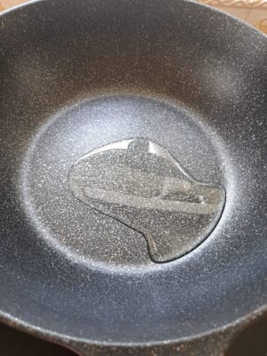 Vierta 2 cucharadas de aceite de cocina y luego encienda a fuego medio.