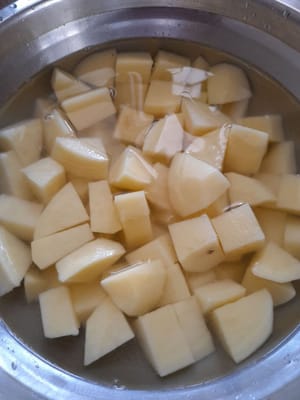 Cortar la patata en cubos y remojarla en agua salada.