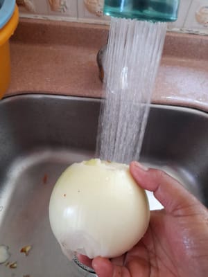Pelar las cebollas y luego lavarlas bien.