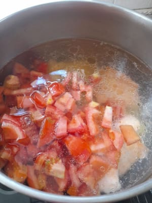 El agua está hirviendo, agregue las espinas de salmón, los tomates, las papas, las cebollas, el jengibre, durante los primeros 20 minutos use fuego alto y luego fuego bajo durante ± 45 minutos y luego cubra nuevamente.