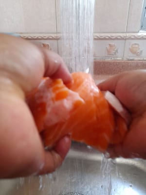 Limpiar el salmón con sal y almidón.