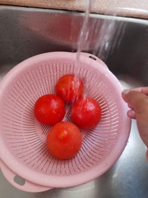 Lavar bien los tomates, retirarlos y escurrirlos.