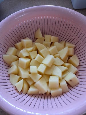 Lave bien las patatas, luego retírelas y escúrralas.