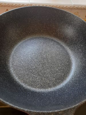 Prepara una sartén para freír el salmón.