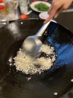之後再放入蒜頭，紅蔥頭一齊爆出香味