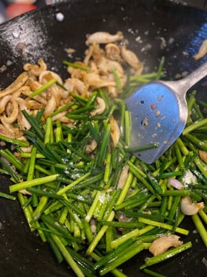 炒到鮑魚片感覺有少少卷起來就即刻倒入韭菜花，（韭菜花放小小鹽）繼續炒到韭菜花熟，之後同鮑魚片一齊撈埋翻炒均勻即可。