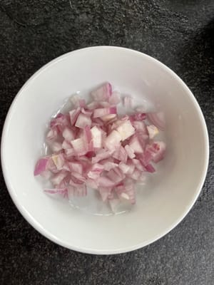 みじん切りにしたエシャロット