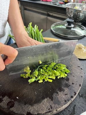 チャイブの端を切り落とす