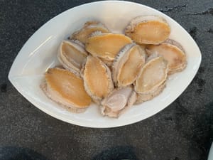 殻をむいてきれいにした新鮮なアワビ