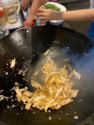 次に、スライスした新鮮なアワビを加えてさっと炒めます（アワビのスライスに醤油を少し加えます）