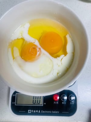 Préparez le mélange d’œufs. Cassez les œufs dans un bol, ajoutez 10 à 20 g de lait entier et mélangez bien.