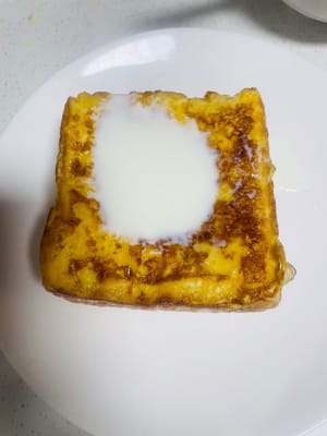 Assemblage. Versez le lait chaud dans le creux au centre de la tranche de pain grillé.