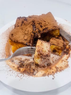 Enfin, coupez délicatement avec un couteau, et le lait concentré chaud se libère en un clin d’œil, mêlé à l’arôme caramélisé du cacao en poudre Ovaltine. Une seule bouchée suffit : sucré sans être écœurant, son parfum est si enivrant. C’est le summum du plaisir gustatif avec cette crème anglaise au lait concentré !