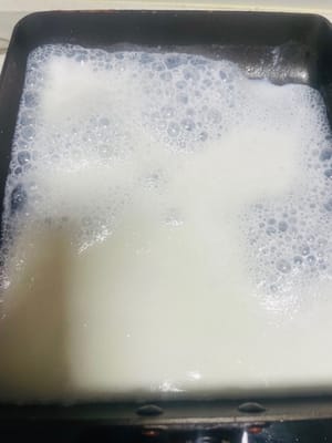 Mélangez le lait concentré sucré avec les 80 g de lait restants, versez le tout dans une poêle antiadhésive et faites cuire à feu doux jusqu’à ce que le mélange épaississe légèrement. Réservez.