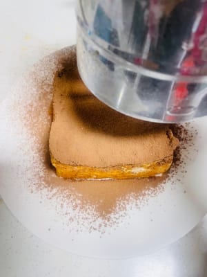 Enfin, saupoudrez une couche de cacao en poudre Ovaltine sur le dessus, et votre thé au lait coulant à la hongkongaise est prêt !