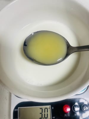 Mélangez le lait concentré sucré avec les 80 g de lait restants, versez le tout dans une poêle antiadhésive et faites cuire à feu doux jusqu’à ce que le mélange épaississe légèrement. Réservez.