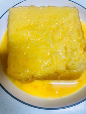 J’ai utilisé du pain grillé maison, coupé à l’épaisseur souhaitée ; si vous utilisez du pain grillé du commerce, deux tranches suffiront. Trempez le pain grillé dans le mélange d’œufs, en veillant à ce que toutes les faces soient bien enrobées et imbibées.