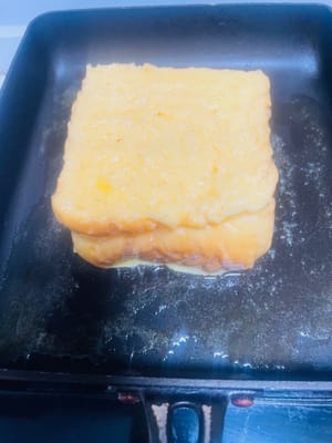 Toast poêlé. Faites chauffer une poêle, ajoutez le beurre et laissez-le fondre, puis déposez-y le toast imbibé du mélange d’œufs. Faites dorer à feu moyen-doux de tous les côtés, en veillant à bien dorer également les bords pour qu’il soit parfumé.