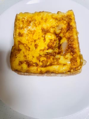 Pour donner forme au pain grillé, déposez-le sur une assiette, puis, à l’aide d’une cuillère ou d’un maillet à viande, formez une cavité au centre pour faciliter le remplissage avec le lait. Versez ensuite une quantité suffisante de lait concentré sucré.