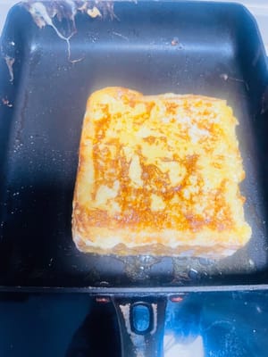 Toast poêlé. Faites chauffer une poêle, ajoutez le beurre et laissez-le fondre, puis déposez-y le toast imbibé du mélange d’œufs. Faites dorer à feu moyen-doux de tous les côtés, en veillant à bien dorer également les bords pour qu’il soit parfumé.