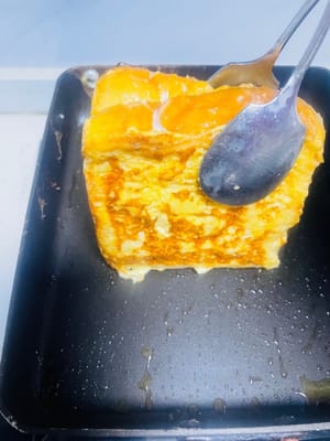 Toast poêlé. Faites chauffer une poêle, ajoutez le beurre et laissez-le fondre, puis déposez-y le toast imbibé du mélange d’œufs. Faites dorer à feu moyen-doux de tous les côtés, en veillant à bien dorer également les bords pour qu’il soit parfumé.