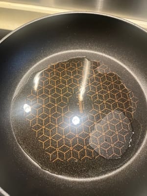 Scaldare la padella e versare l'olio