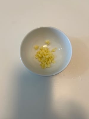 Tagliare a dadini lo zenzero