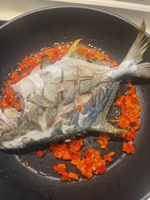 Dopo aver fritto per 1 minuto, adagiare il pesce fritto.
