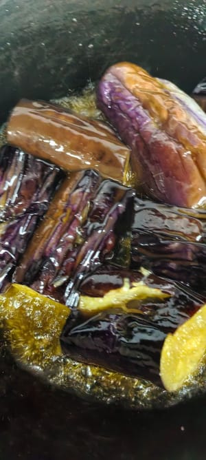buka tutup panci lalu tumis hingga matang kedua sisinya