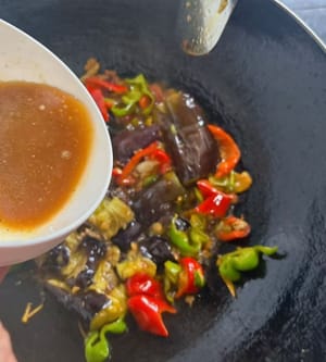 倒入調好的料汁翻炒幾下