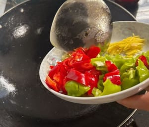 Panaskan sedikit minyak di wajan, masukkan cabai hijau dan merah yang sudah dicincang, serta bawang putih yang sudah dicincang