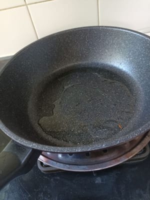 Tambahkan 4 tbsp minyak untuk menggoreng