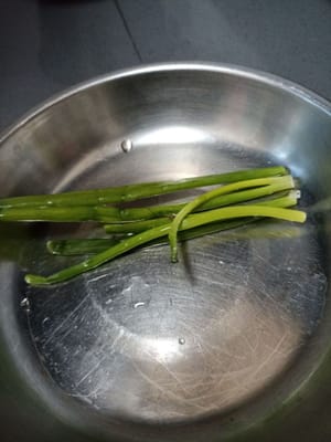 Cuci daun bawang
