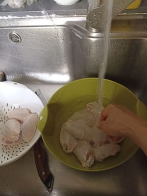 Cuci dan bersihkan kepak ayam kemudian