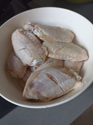 Masukan kepak ayam kedalam wadah