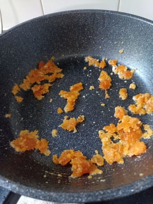 Masukan egg yolk gunakan apik kecil perlahan haluskan