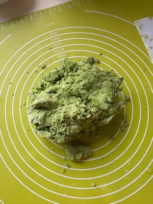 Une fois la pâte formée, transférez-la sur un tapis de pétrissage.