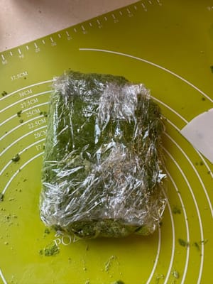 Aplatissez-le légèrement une dernière fois, enveloppez-le de film alimentaire et laissez-le reposer au réfrigérateur pendant 30 minutes.