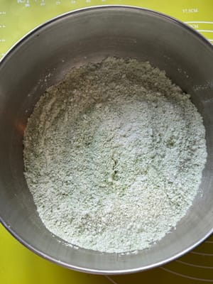 Commencez par mélanger tous les ingrédients secs pour la pâte à scones.