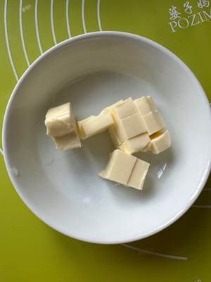 然後將切丁的牛油加入乾料中。