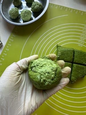 Placez la boule de fromage frais dans le moule à scone et refermez le scone autour de la boule comme indiqué.