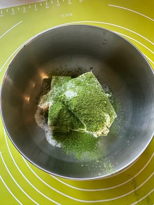 Pendant ce temps, préparez les garnitures au fromage frais en mélangeant tous les ingrédients nécessaires.