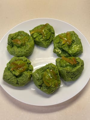 Une fois les scones complètement refroidis, vous pouvez les garnir de confiture de yuzu pour ajouter une couche de saveur supplémentaire.