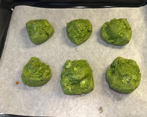 烤好後，趁熱在司康上刷上一層牛奶。這樣可以讓司康看起嚟更有光澤。