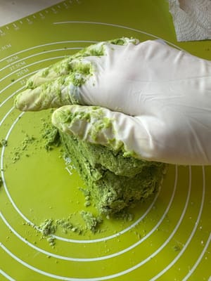 之後，將麵團壓成略微扁平狀。