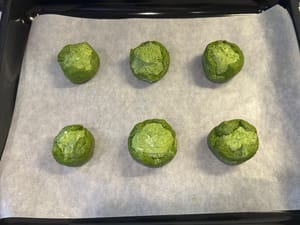 Une fois cuites, disposez-les joliment sur une plaque de cuisson recouverte de papier sulfurisé.