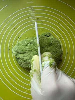 將麵團切成兩半，然後如圖所示，將一半疊在另一半上。