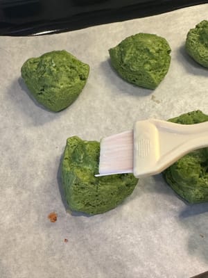 Une fois cuit, badigeonnez le scone de lait pendant qu’il est encore chaud. Cela lui donnera un aspect plus brillant.